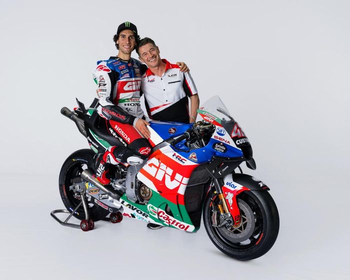 Pembalap LCR Honda, Alex Rins, bersama Kepala Tim Lucio Cecchinello dalam foto untuk peluncuran tim jelang MotoGP 2023
