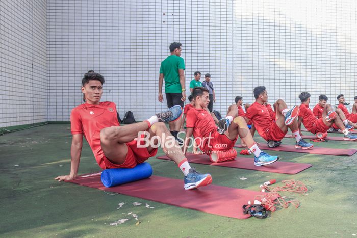 Muhammad Ferarri (kiri) serta sejumlah pemain sedang menjalani sesi latihan timnas U-22 Indonesia di Hotel Sultan, Senayan, Jakarta, Jumat (21/4/2023) sore.