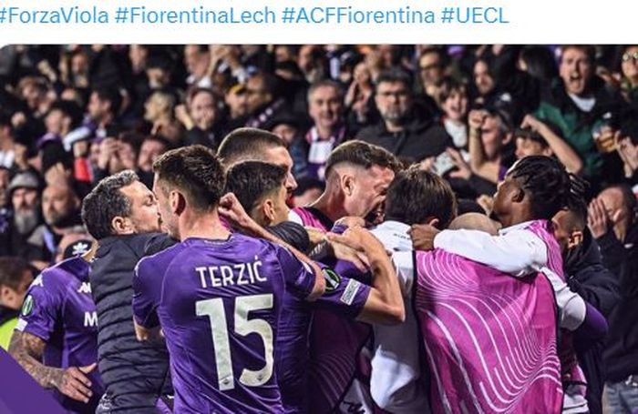Para pemain Fiorentina merayakan gol ke gawang Lech Poznan dalam laga leg kedua perempat final UEFA Conference League di Stadion Artemio Franchi, Kamis (20/4/2023).