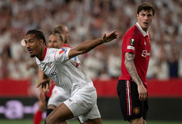 Bek Sevilla, Loic Bade, merayakan gol ke gawang Manchester United dalam laga leg kedua perempat final Liga Europa di Stadion Ramon Sanchez Pizjuan, Kamis (20/4/2023).