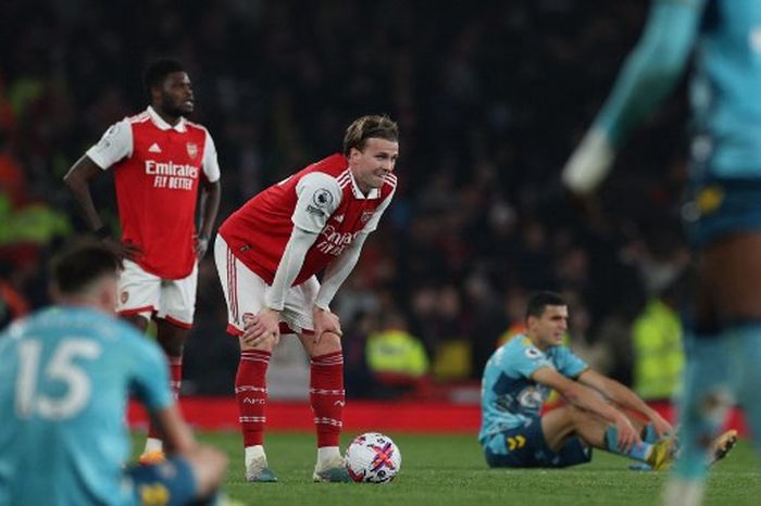 Bek Arsenal, Rob Holding (tengah), bereaksi setelah bermain imbang 3-3 melawan Southampton dalam lanjutan Liga Inggris, Jumat (21/4/2023) di Stadion Emirates. 