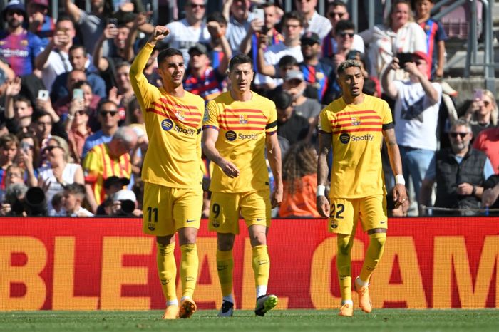 Penyerang Barcelona, Ferran Torres (kiri), merayakan gol ke gawang Atletico Madrid dalam laga Liga Spanyol di Stadion Camp Nou, Minggu (23/4/2023).