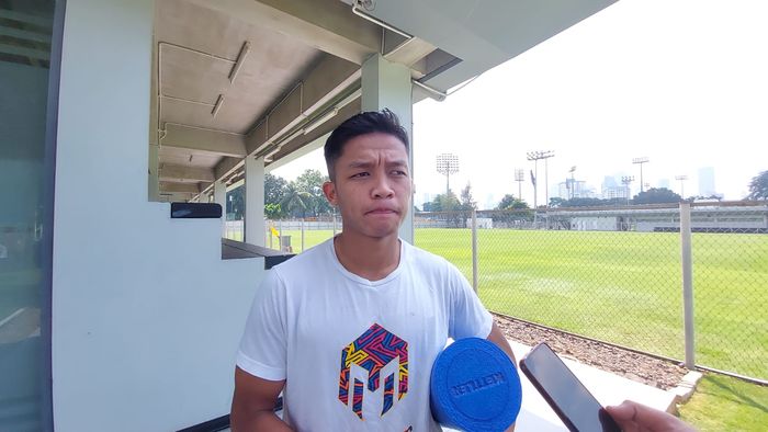 Bek timnas U-22 Indonesia, Ilham Rio Fahmi saat memberikan keterangan kepada awak media di Lapangan B, Senayan, Jakarta, Senin (24/4/2023).