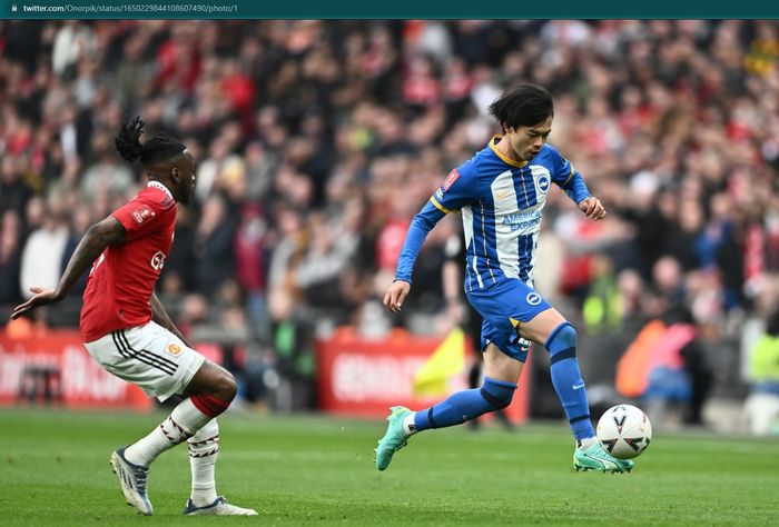 Duel antara Aaron Wan-Bissaka dan Kaoru Mitoma tersaji pada semifinal Piala FA 2022-2023 ketika Manchester United bertemu Brighton &amp; Hove Albion.
