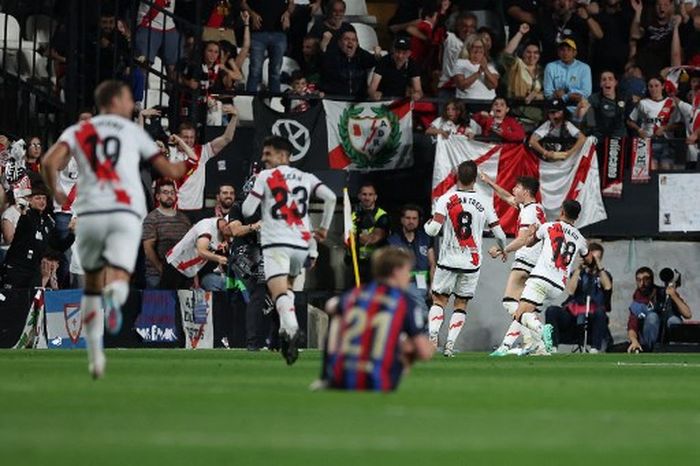 Para pemain Rayo Vallecano merayakan gol yang dicetak Fran Garcia ke gawang Barcelona dalam laga Liga Spanyol di Stadion Vallecas, Rabu (26/4/2023).