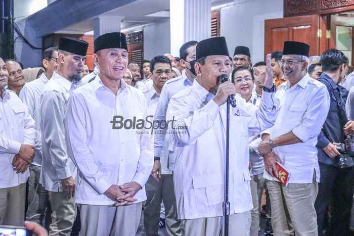 Ketua Umum Partai Gerindra, Prabowo Subianto (kanan), sedang berpidato dan ditemani Mochamad Iriawan (mantan ketua PSSI) di Rumah Kartanegara, Jakarta, 27 April 2023.