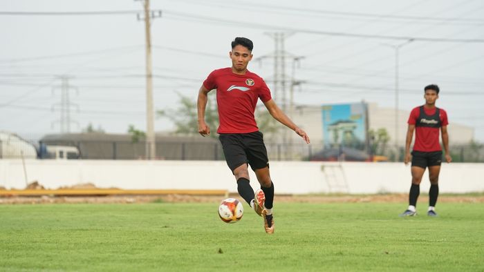 Marselino Ferdinan saat berlatih bersama timnas U-22 Indonesia di The Dream Visakha Training Camp, Phnom Penh, Kamboja, pada Rabu (26/4/2023).