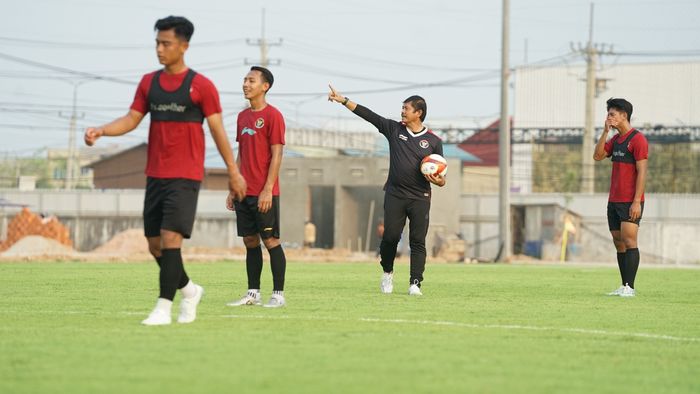 Pelatih timnas U-22 Indonesia, Indra Sjafri saat memimpin latihan di The Dream Visakha Training Camp, Phnom Penh, Kamboja pada Rabu (26/4/2023).