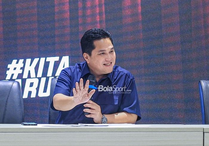 Ketua Umum PSSI, Erick Thohir, sedang memberikan keterangan kepada awak media di GBK Arena, Senayan, Jakarta, Jumat (28/4/2023) sore.