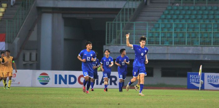 Striker timnas U-22 Filipina, Andres Aldeguer (nomor 9) kala merayakan gol ke gawang Brunei Darussalam di Piala AFF U-19 2022 di Stadion Patriot Candrabagha, Bekasi pada 10 Juli 2022