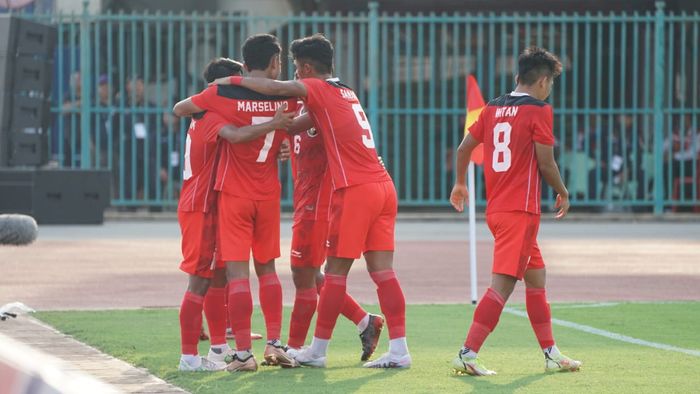 Pemain timnas U-22 Indonesia berhasil mencetak gol ke gawang Filipina