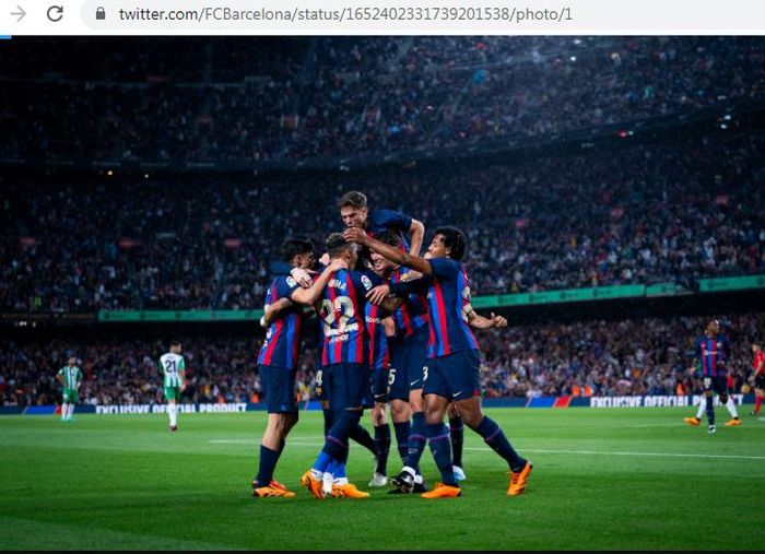 Para pemain Barcelona merayakan gol yang dicetak Andreas Christensen ke gawang Real Betis di Camp Nou.