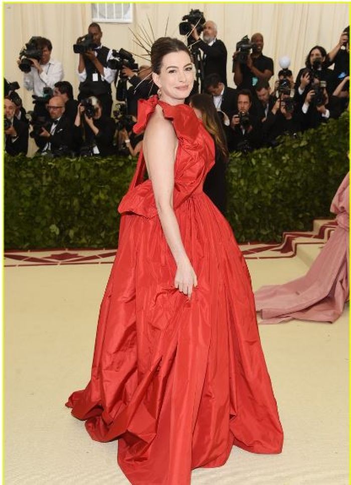 Anne Hathaway Comeback ke Met Gala Setelah 5 Tahun Aku Punya Tim yang