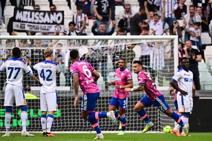 Kompatriot Lionel Messi, Leandro Paredes, mencetak gol ke gawang Lecce melalui situasi tendangan bebas dalam kemenangan Juventus di Allianz Stadium, Rabu (3/5/2023) malam WIB.