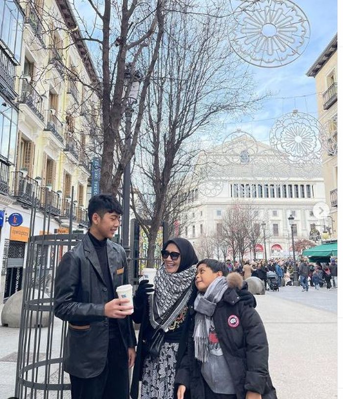 Dine liburan ke Spanyol