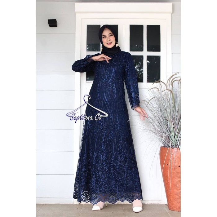 3 Dress Brokat Biru Dongker Rp100 Ribuan untuk Para Hijabers