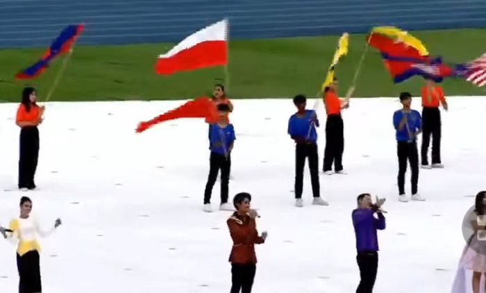 Bendera Indonesia yakni Merah Putih terbalik saat pre show jelang pembukaan SEA Games 2023 di Stadion Morodok, Techo, Phnom Penh, Kamboja, Jumat (5/5/2023).