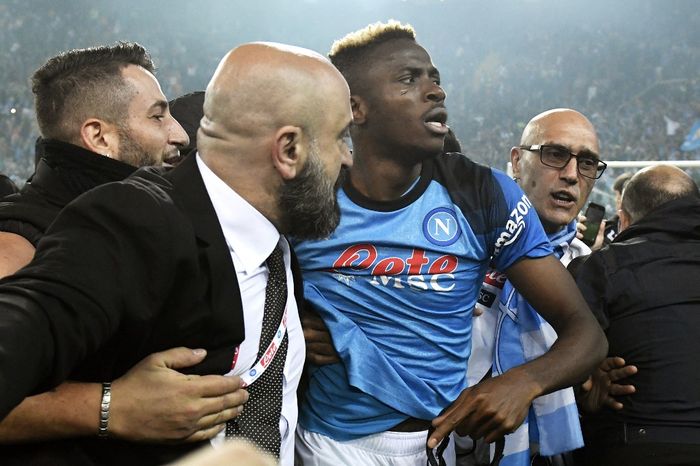 Victor Osimhen diserbu fan Napoli usai mengantarkan klub juara Liga Italia dengan mengimbangi Udinese pada pekan ke-33 di Dacia Arena (4/5/2023).