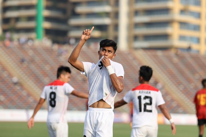 Pemain Timnas U-22 Indonesia, Ramadhan Sananta saat melakukan selebrasi seusai mencetak gol ke gawan Timor Leste, pada laga lanjutan SEA Games 2023, di Olympic Stadium, Phnom Penh, Kamboja, Minggu (7/5/2023).