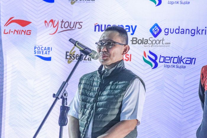 Staf Ahli Bidang Hubungan Pusat dan Daerah Kementerian Pemuda dan Olahraga, Dr. Dwijayanto Sarosa Putera, sedang memberikan sambutan  di Terminal 3 Bandara Soekarno Hatta, Tangerang, Banten, Senin (8/5/2023) malam.