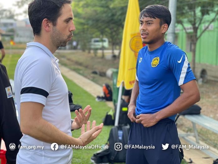Pau Marti (kiri) bersama dengan Mukhairi Ajmal (kanan) di sesi latihan Timnas U-22 Malaysia.