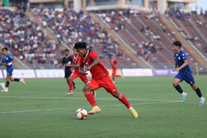 Irfan Jauhari menguasai bola kala Timnas U-22 Indonesia menghadapi Filipina di Stadion Olympic, Phnom Penh pada laga perdana SEA Games 2023
