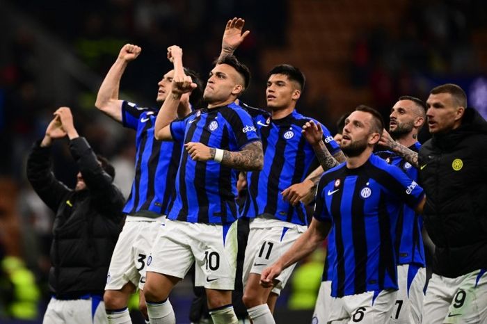 Pemain Inter Milan merayakan kemenangan atas AC Milan pada leg pertama semifinal Liga Champions 2022-2023.