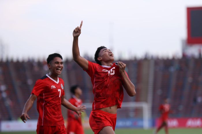 Pemain timnas U-22 Indonesia, Muhammad Ferarri mencetak gol ke gawang Vietnam pada babak semifinal SEA Games 2023.