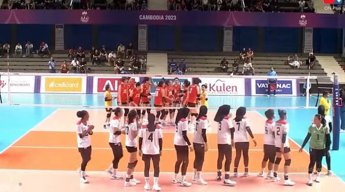 Timnas voli putri Indonesia saat menghadapi Vietnam pada semifinal SEA Games 2023 di Olympic Sport Complex Indoor Main Hall, Phnom Penh, Sabtu, 13 Mei 2023