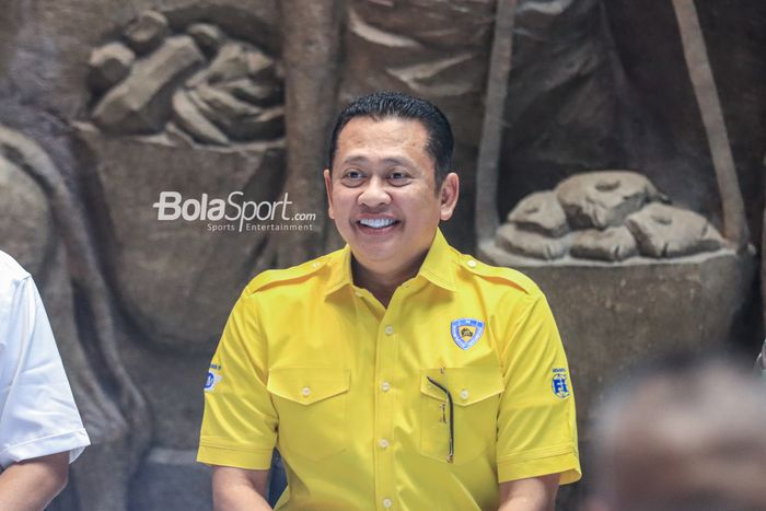 Ketua Ikatan Motor Indonesia (IMI) Pusat, Bambang Soesatyo alias Bamsoet, tampak tersenyum saat menghadiri sesi jumpa pers di kawasan Sarinah, Jakarta, Sabtu (13/5/2023) sore.