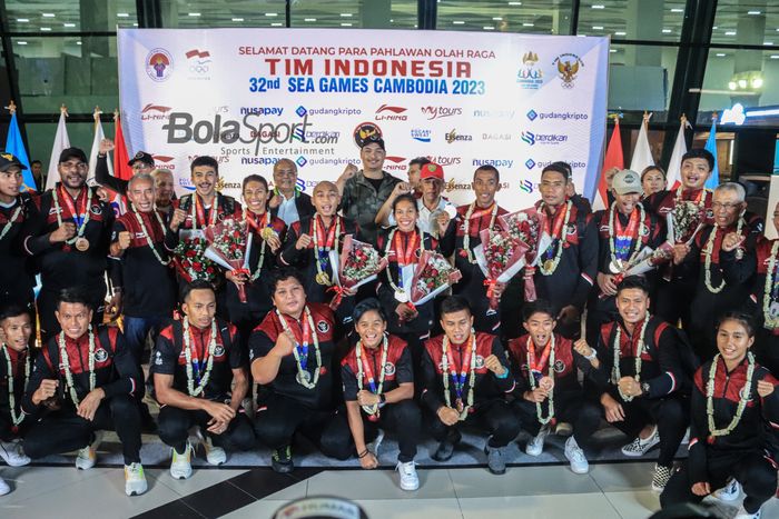 Menteri Pemuda dan Olahraga Republik Indonesia, Dito Ariotedjo (tengah) sedang berfoto dengan atlet-atlet atletik Indonesia setelah bertarung di SEA Games 2023 dan tiba di Bandara Soekarno Hatta, Tangerang, Banten, 13 Mei 2023.