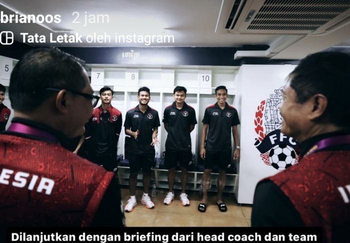 Para pemain  timnas U-22 Indonesia sedang mendengarkan intruksi dari tim pelatih dan manajer di ruang ganti setelah pertandinga.