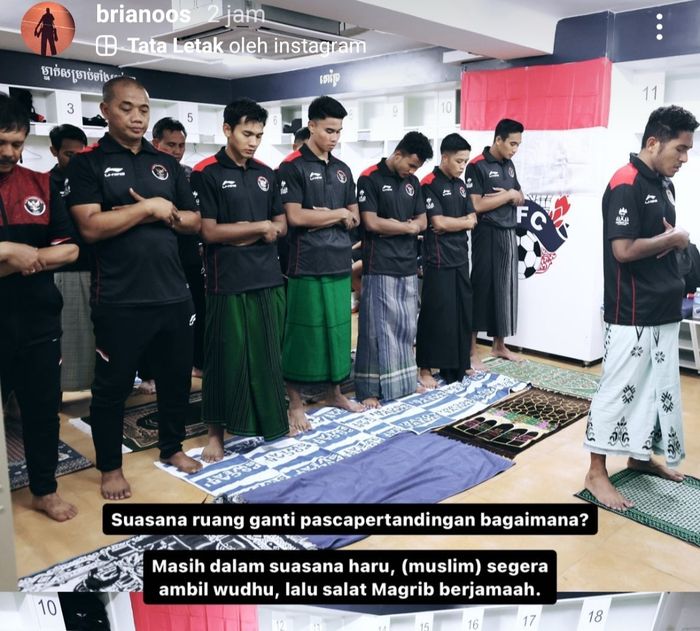 Sejumlah pemain timnas U-22 Indonesia melakukan sholat berjamaah di ruang ganti setelah pertandingan.