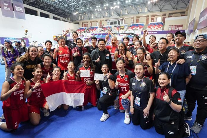 Tim bola basket putri merayakan keberhasilan meraih medali emas SEA Games 2023 bersama Erick Thohir, Minggu (14/5/2023)