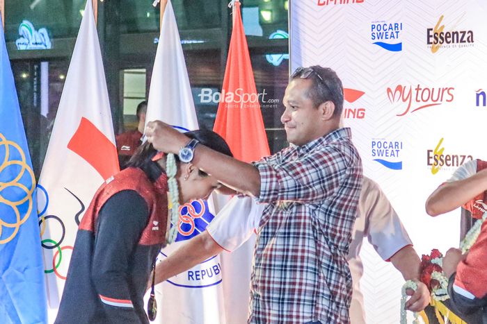 Ketua PP PELTI sekaligus Wamenkumham, Edward Omar Sharif Hiariej (kiri), sedang menyambut atlet tenis Indonesia di Bandara Soekarno Hatta, Tangerang, Banten, Senin (15/5/2023) malam.