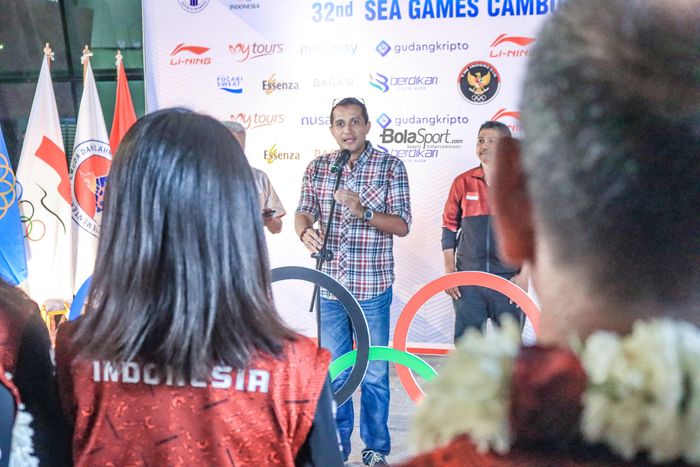 Ketua PP PELTI sekaligus Wamenkumham, Edward Omar Sharif Hiariej, sedang memberikan sambutan dalam penyambutan atlet tenis Indonesia di Bandara Soekarno Hatta, Tangerang, Banten, Senin (15/5/2023) malam.