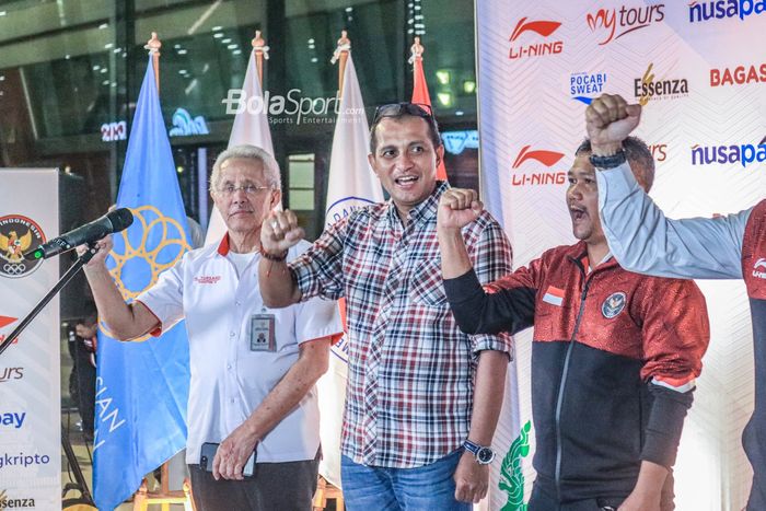 Ketua PP PELTI sekaligus Wamenkumham, Edward Omar Sharif Hiariej (tengah) serta jajaran lainnya saat hadir dalam penyambutan atlet tenis Indonesia di Bandara Soekarno Hatta, Tangerang, Banten, Senin (15/5/2023) malam.
