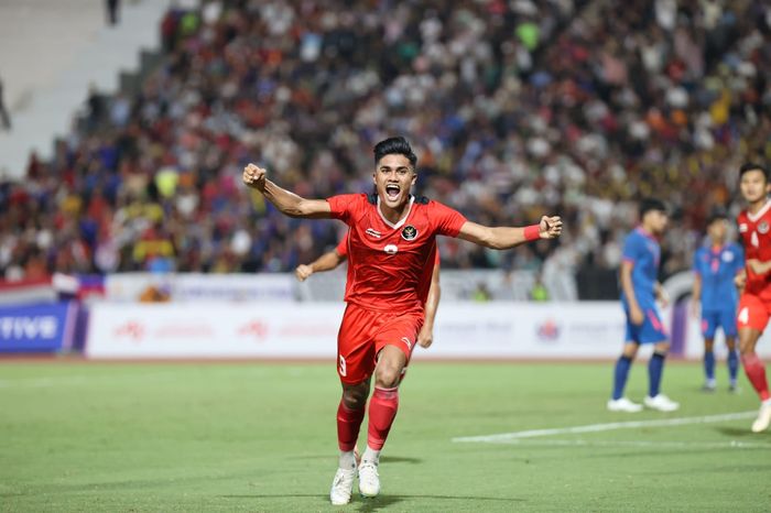 Ramadhan Sananta melakukan selebrasi gol timnas U-22 Indonesia ke gawang Thailand.