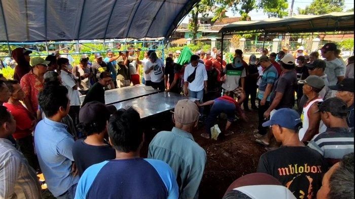 Suasana di lokasi otopsi jenazah ibu muda korban pembunuhan suami di Desa Ngemplak Kidul, Kecamatan Margoyoso, Pati, Senin (15/5/2023).