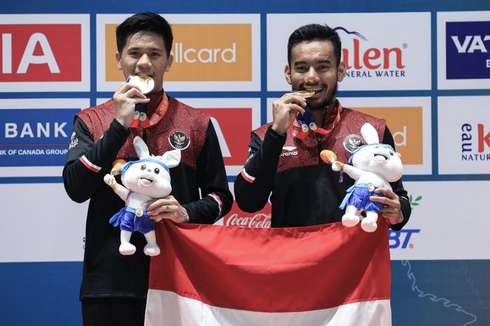 Ganda putra Indonesia, Pramudya Kusumawardana/Yeremia Erich Yoche Yacob Rambitan berpose usai meraih medali emas SEA Games 2023 Kamboja, Selasa (16/5/2023)