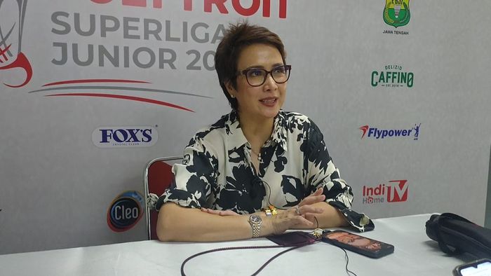 Mantan pebulu tangkis sekaligus komentator, Yuni Kartika, saat diwawancarai di sela-sela acara final Superliga Junior 2023 di GOR Djarum, Magelang, Jawa Tengah, 14 Mei 2023.