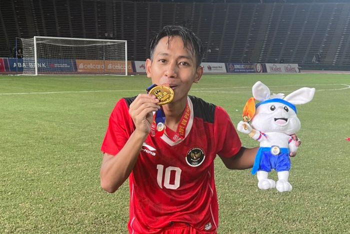 Pemain Persib Bandung, Beckham Putra Nugraha, merayakan keberhasilan timnas U-22 Indonesia meraih medali emas SEA Games 2023.