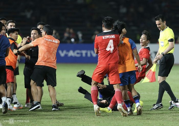 Kericuhan terjadi dalam laga final SEA Games 2023 antara Timnas U-22 Indonesia dan Thailand, Selasa (16/5/2023).