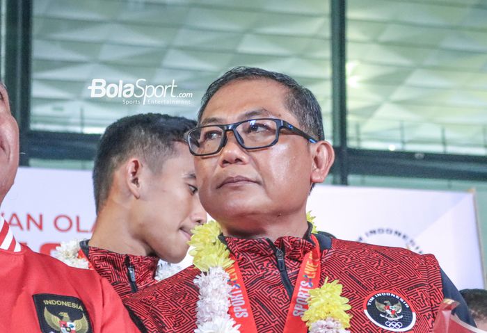 Manajer timnas U-22 Indonesia, Sumardji, saat ditemui di Bandara Soekarno Hatta, Tangerang, Banten, Jumat (19/5/2023) malam.