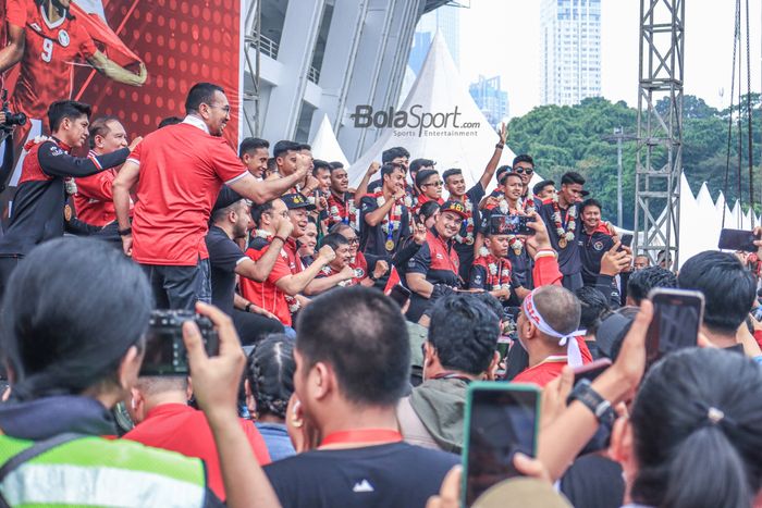 Timnas U-22 Indonesia sedang berfoto bersama dengan jajaran PSSI dan Dito Ariotedjo selaku Menteri Pemuda dan Olahraga Republik Indonesia di Stadion Gelora Bung Karno, Senayan, Jakarta, Jumat (19/5/2023).
