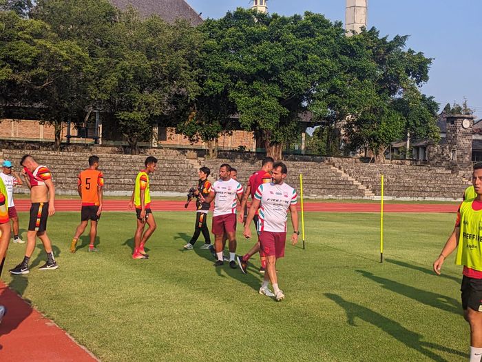Latihan perdana Persis Solo menyambut musim Liga 1 2023/2024 di Stadion Sriwedari, Surakarta, pada Sabtu (20/5/2023).