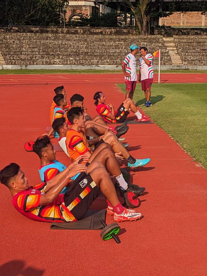 Latihan perdana Persis Solo menyambut musim Liga 1 2023/2024 di Stadion Sriwedari, Surakarta, pada Sabtu (20/5/2023).