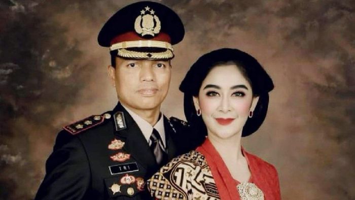 Uut Permatasari dan suami seorang perwira polisi