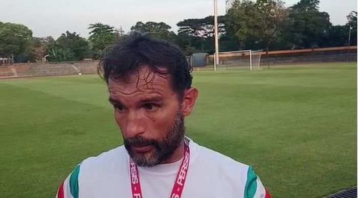 Pelatih Persis Solo, Leonardo Medina saat memimpin latihan perdana jelang bergulirnya Liga 1 2023-2024 pada Sabtu (20/5/2023) di Stadion Sriwedari, Kota Surakarta.