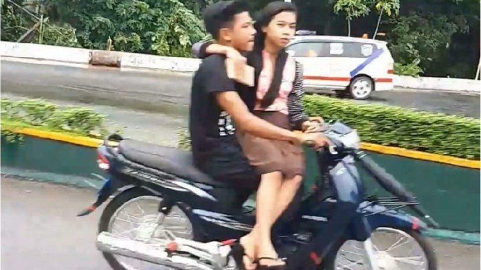 Viral pasangan naik motor dengan posisi mesra